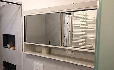 Badezimmerschrank in Nische mit Schiebtüren und Spiegel